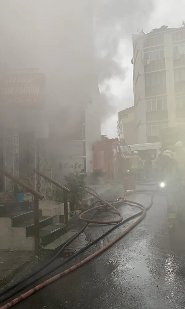 fatihteki-yanginda-can-pazari-camdan-atladilar-1639557479611.jpg Fatih’teki yangında can pazarı! Camdan atladılar - 4