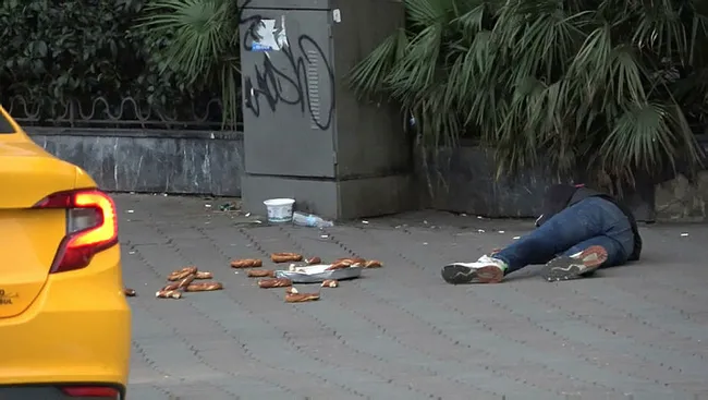 Taksim’de bayılma numarasıyla duygu sömürüsü kamerada! Ekipler ceza kesti - 1