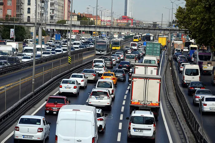 Avcılar D-100'de yoğun trafik! 5 kilometrelik yol 30 dakika sürüyor - 2