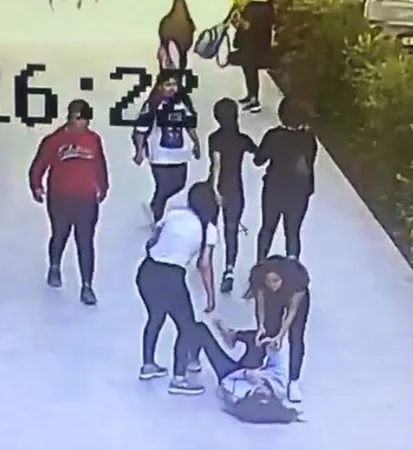 İzmir'de kız öğrencilerin kavgası kamerada - 2