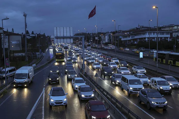 istanbulda-trafik-kilit-istanbul-trafiginde-son-durum-ne-istanbul-yol-haritasi-canli-1639494734944.jpg