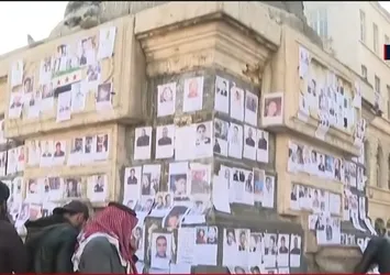 Merce Meydanı'ndaki anıta kaybolanların fotoğrafları asıldı