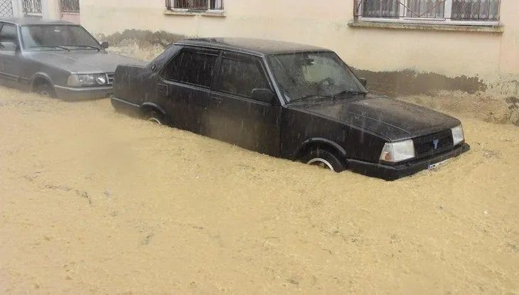 İzmir’i sağanak yağış vurdu! Dereler taştı, evleri su bastı