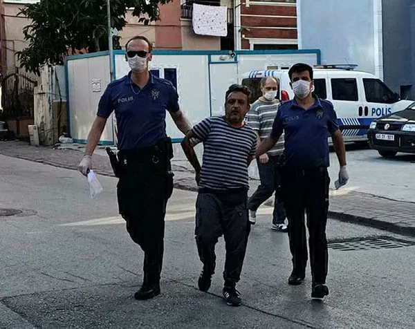Son dakika: Maske takmadığı için uyaran güvenlik görevlisini darbeden şüpheli tutuklandı - 1