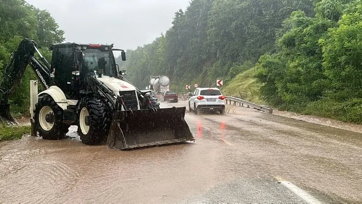 Sağanak yağış Düzce'de hayatı felç etti! Batı Karadeniz'de sel ve heyelan tehlikesi