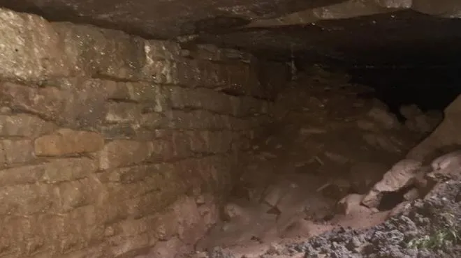 Elektrikçiler yaptıkları kazıda yanlışlıkla buldu! Orta çağdan kalma gizli bir tünel...