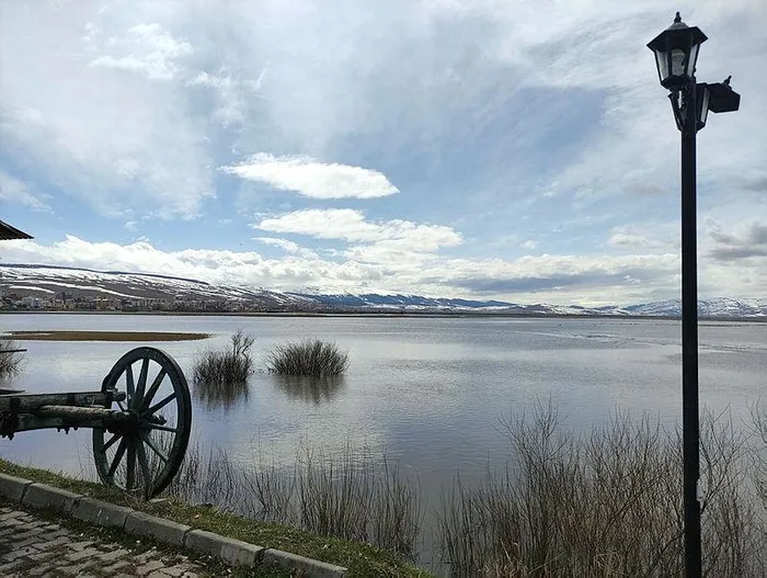 1713161962644.jpeg Ardahan'da Kura Nehri taştı ova göle döndü - 2
