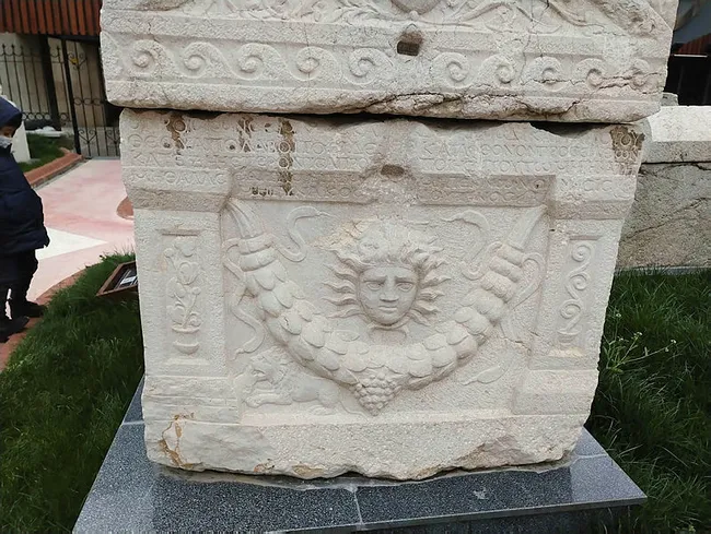 Amasya'da Medusa kabartması ile beddua yazan lahiti uyarılara rağmen soymuşlar! - 6