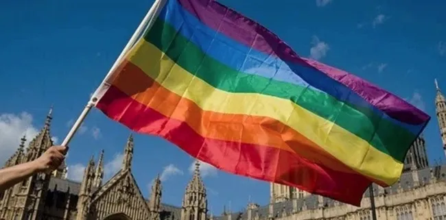 LGBT terörü ve İsrail soykırımı etkisi! İngiltere’de Hristiyan gençler hızla İslam’a geçiyor