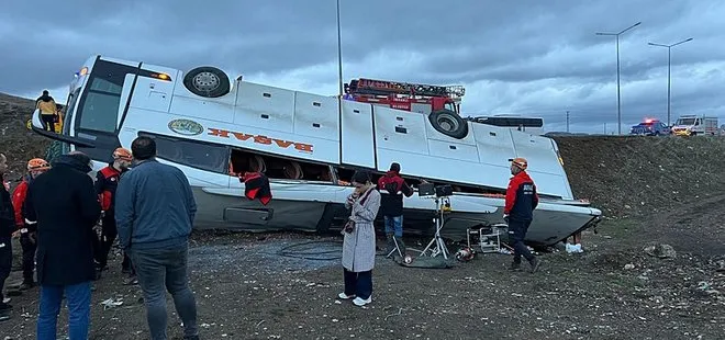 Sivas'ta yolcu otobüsü devrildi! 2 kişi öldü çok sayıda yaralı var