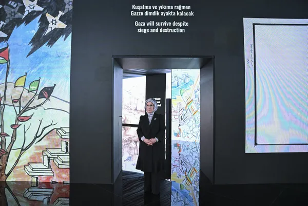 istanbulda-kursun-gecirmez-dusler-gazzeli-cocuk-ressamlar-sergisi-acildi-1703870814396.jpg İstanbul'da 'Kurşun Geçirmez Düşler: Gazzeli Çocuk Ressamlar Sergisi' | Emine Erdoğan: Türkiye Gazze için yoğun çaba harcıyor - 2