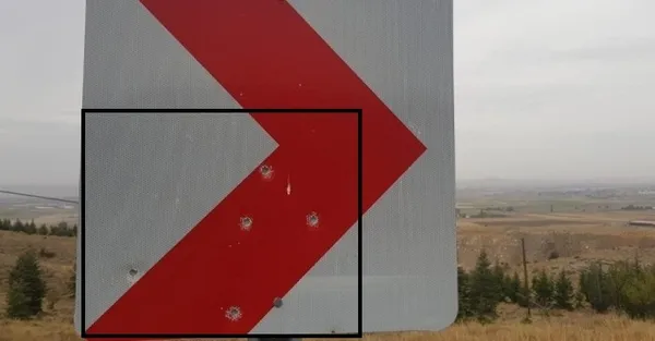 Magandaların yeni hedefi trafik levhası oldu! Caddeyi atış poligonuna çevirdiler - 3