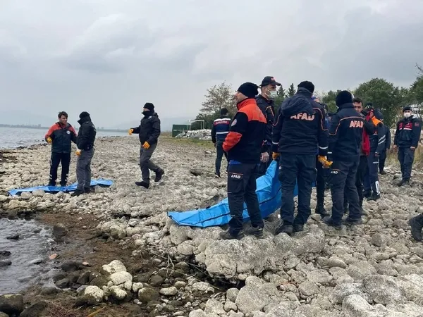 kayip-kardeslerden-kahreden-haber-iznik-golunde-cesetleri-bulu-1637325206107.jpg Kayıp kardeşlerden kahreden haber! İznik Gölü’nde cesetleri bulu - 3