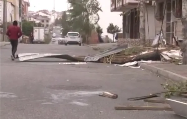 basaksehirde-kabus-anlari-cati-uctu-direk-devrildi-o-anlar-kamerada-1638355001127.jpg Başakşehir’de kabus anları! Çatı uçtu, direk devrildi o anlar kamerada - 1