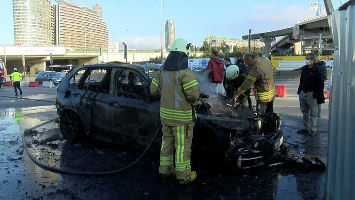 Son dakika: Kadıköy’de cip alev alev yandı - 3