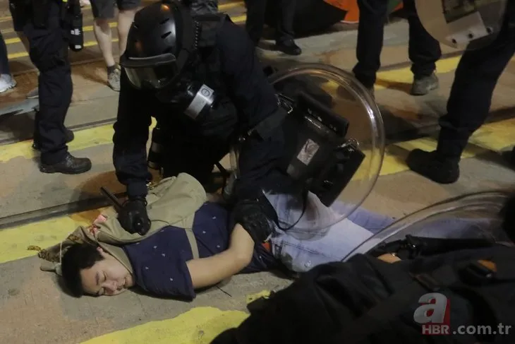 Hong Kong’da protestolar devam ediyor! Sokaklar savaş alanına döndü