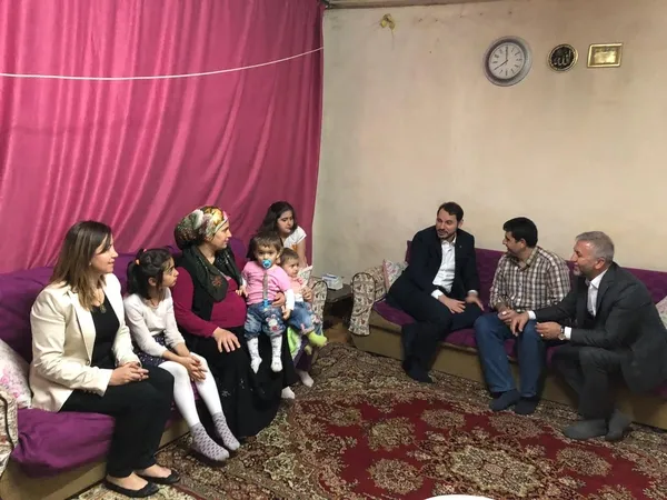 Bakan Berat Albayrak iftarda o ailenin misafiri oldu - 3
