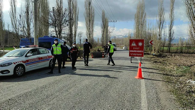 Konya'da mutasyonlu virüs alarmı! 3 mahalle karantinaya alındı bağlantı yollarına toprak döküldü - 2