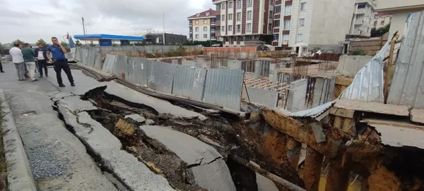 Sultangazi’de mahalleliyi korkutan olay! İSKİ boruları patladı