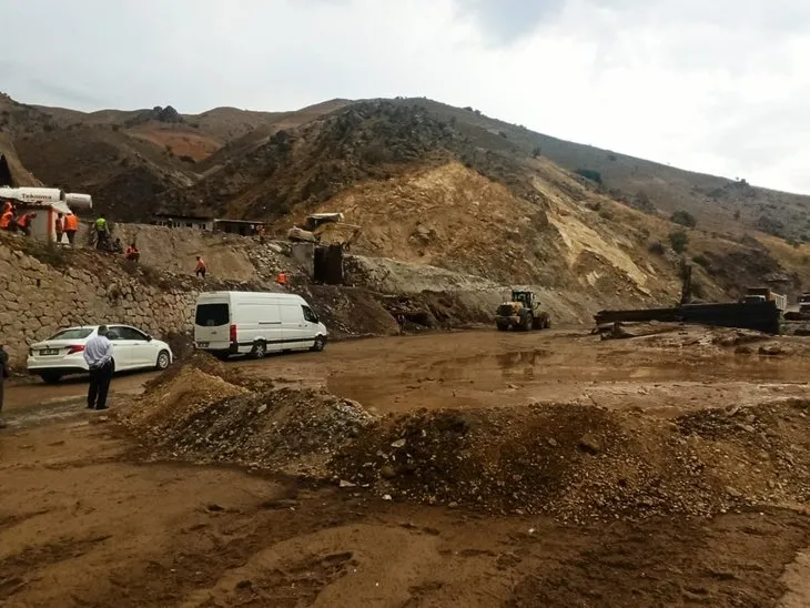 SON DAKİKA: Hakkari-Van kara yolu 3 noktada meydana gelen heyelan nedeniyle kapandı