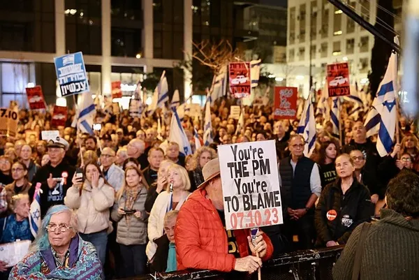 israilde-yuzlerce-kisi-katil-netanyahunun-istifasi-icin-toplandi-1708814434842.jpeg Tel Aviv'de Netanyahu'ya istifa çağrısı! Yüzlerce vatandaş sokaklara döküldü: "Herkes biliyor ki sen suçlusun" - 1