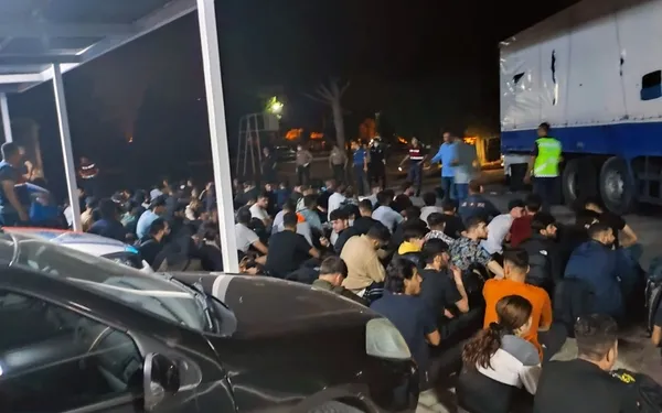 Muğla’da kamyonun kasasında 111 düzensiz göçmen yakalandı
