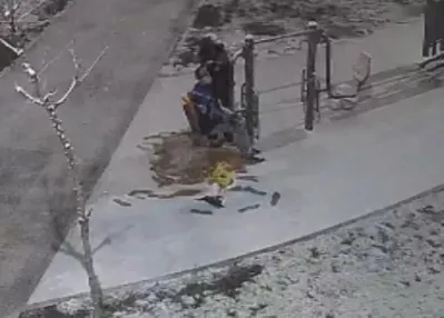 Kar altında arkadaşını tıraş etti