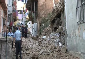 İstanbul Beyoğlu'nda metruk bina çöktü