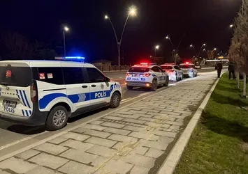 Polisten kaçarken, yola fırlattığı kağıttan uyuşturucu çıktı