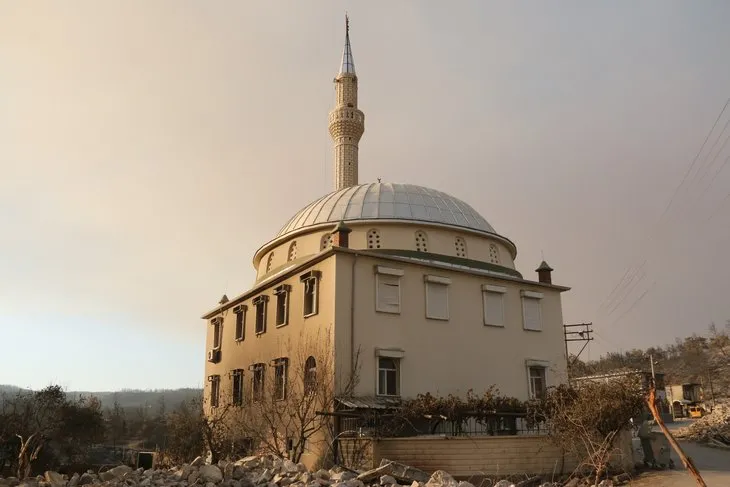 Alevlerin yuttuğu Manavgat’ta cami sapasağlam ayakta!