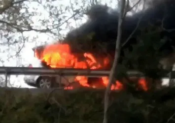 Son dakika: TEM Otoyolunda araç alev alev yandı