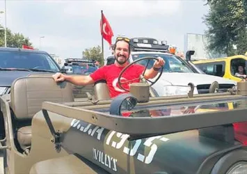 Doğukan Manço da klasik otomobiller konvoyundaydı
