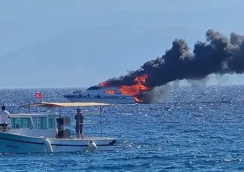 İzmir'de korku dolu anlar! Lüks tekne alevler içinde kaldı