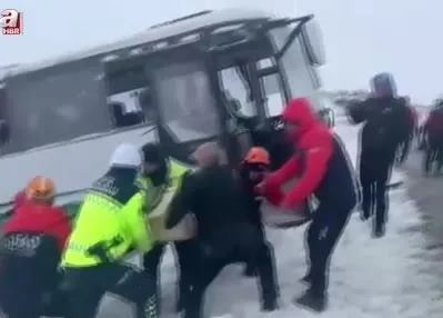 Cenaze taşıyan minibüs devrildi