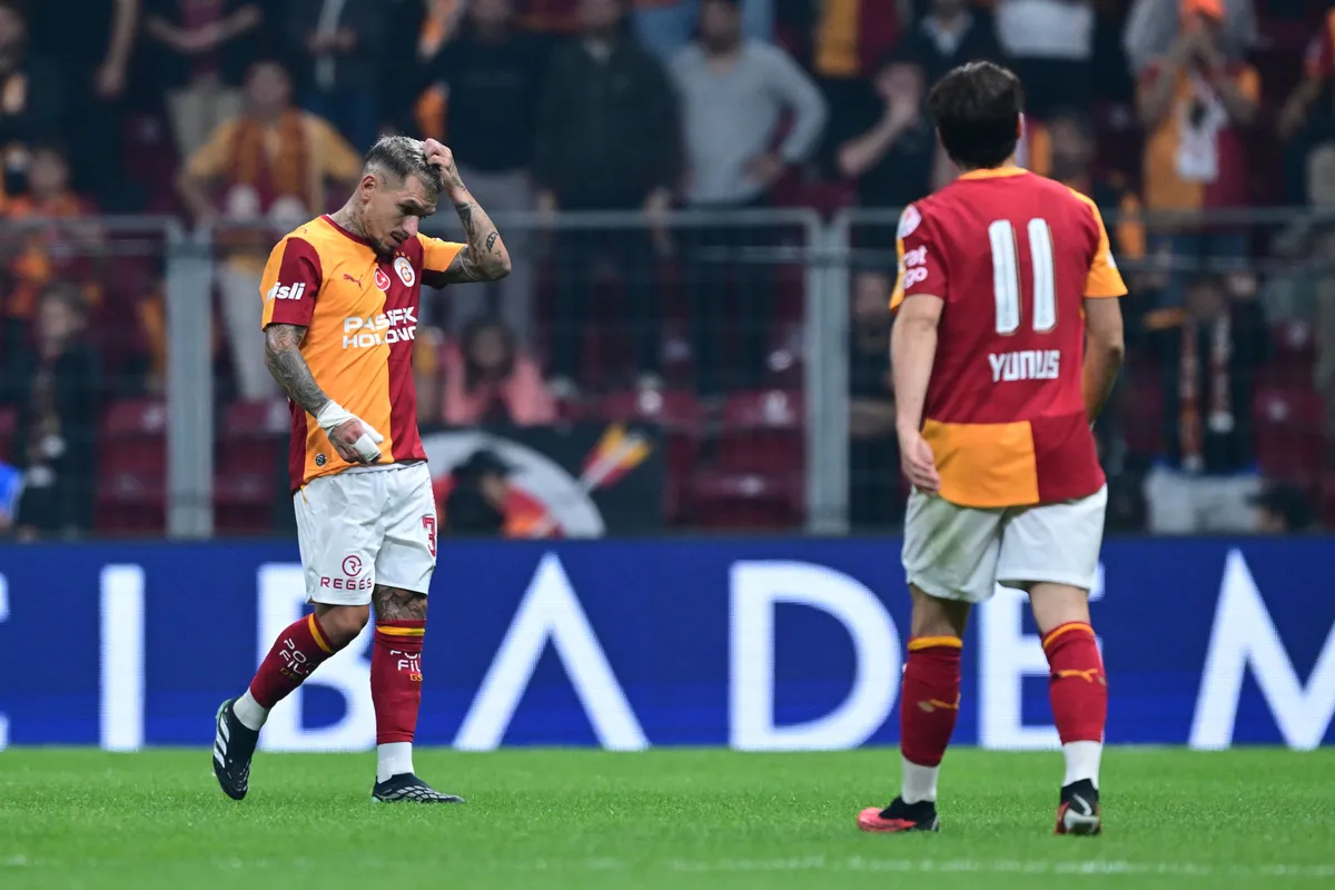 torreiraya-kasimpasa-macinda-direkt-kirmizi-kart-derbide-oynayacak-mi-1791574108861.jpg Galatasaray'da Lucas Torreira kırmızı kart gördü! 2 maç ceza alırsa Fenerbahçe derbisinde oynayamayacak - 1