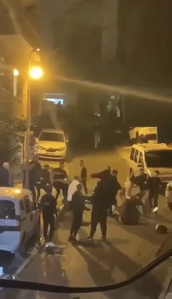 1666770378656.jpg İstanbul’da sokak ortasında birbirlerine girdiler! Kasklı sopalı kavga kamerada - 2