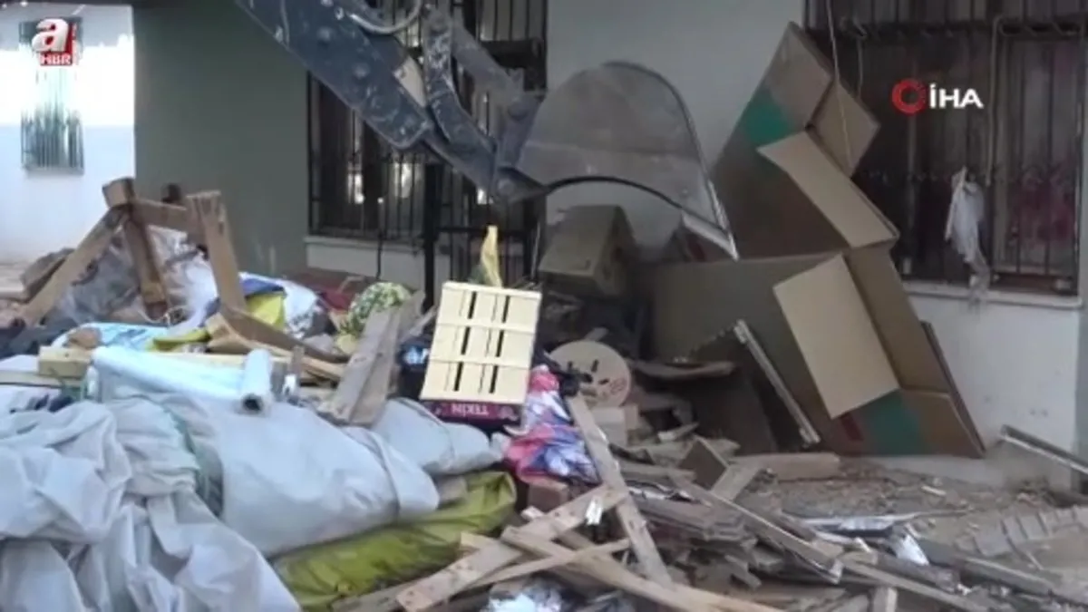 Kepez'de çöp eve temizliğe gelen belediye ekiplerine zor anlar yaşattı