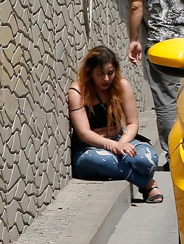 sinir-krizi-geciren-kadin-ortaligi-birbirine-katti-1630243372657.jpg Sinir krizi geçiren kadın ortalığı birbirine kattı - 3