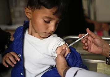 Koronavirüs aşısı artık çocuklara da zorunlu! Temel çocukluk aşıları listesine eklendi! Dünya genelinde bir ilk