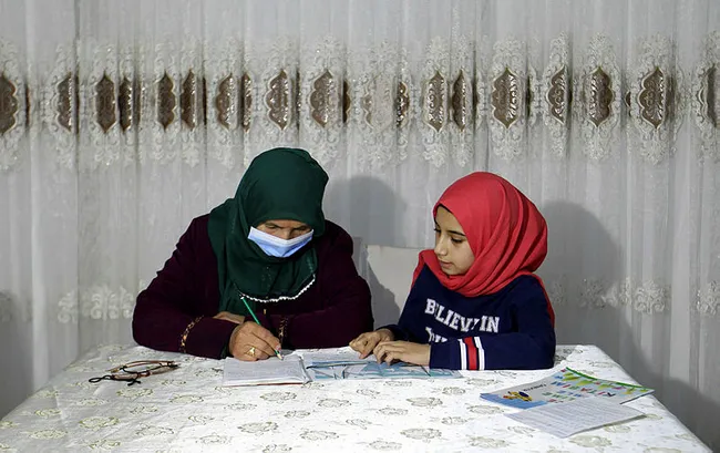 Vanlı 10 çocuk annesi Aslı teyze torunundan okuma yazma öğreniyor - 5