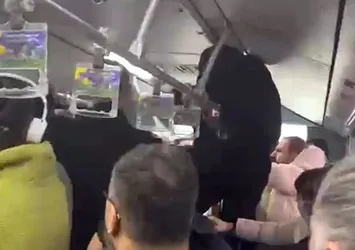 Metrobüste boş koltuk kavgası! Tutunma demirine çıkıp yumruk attı