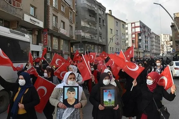 Şırnak’ta HDP’lilerden alçak saldırı: PKK’ya tepki için eylem yapan terör mağduru anneleri taşladı