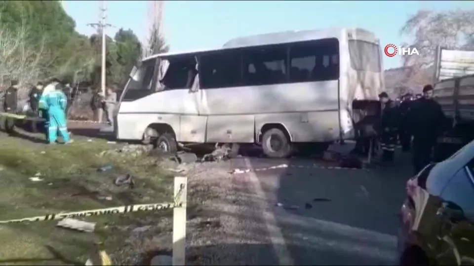 İzmir’de işçi servisi ile kamyon çarpıştı: 4 ölü, 8 yaralı |Video