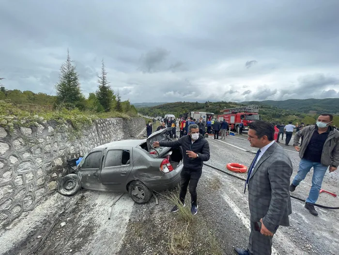 Son dakika: Bartın'da feci kaza! Otomobil ile çarpışan otobüs devrildi: 3 ölü, 1 yaralı - 2