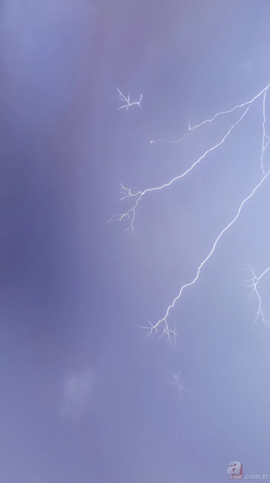İstanbul’da şimşek ve gök gürültüsü geceyi gündüze çevirdi 13