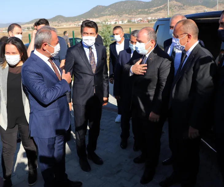 son-dakika-bakan-varank-denizlide-is-dunyasiyla-bulustu-turkiye-2020yi-asgari-hasarla-atlatacak-1603710012089.jpg Son dakika: Bakan Varank Denizli'de iş dünyasıyla buluştu: Türkiye 2020'yi asgari hasarla atlatacak - 1