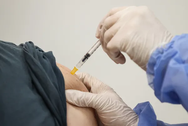 Aşı olanlar dikkat! ’Süper bulaştırıcı’ olarak virüs taşıyabilirsiniz