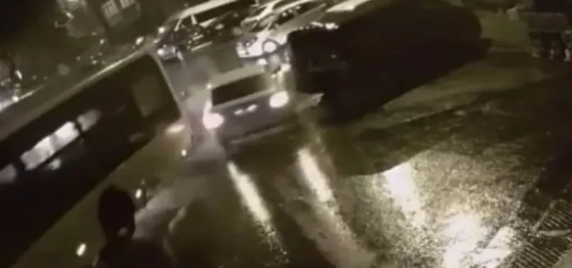 Sarıyer’de virajı alamayan İETT otobüsü arabaya çarptı! O anlar kamerada