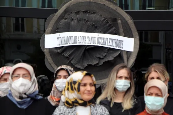 CHP’li Belediye Başkanı Tanju Özcan’a kadınlardan siyah çelenkli tepki! Kınıyoruz