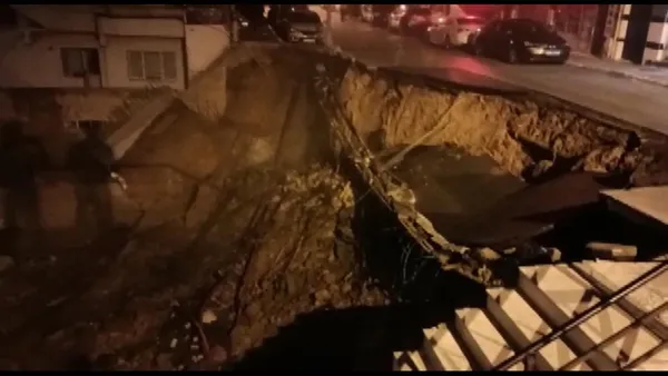uskudarda-gece-saatlerinde-korkutan-olay-istinat-duvari-coktu-1656989912349.jpg Üsküdar'da gece saatlerinde korkutan olay! İstinat duvarı çöktü - 1
